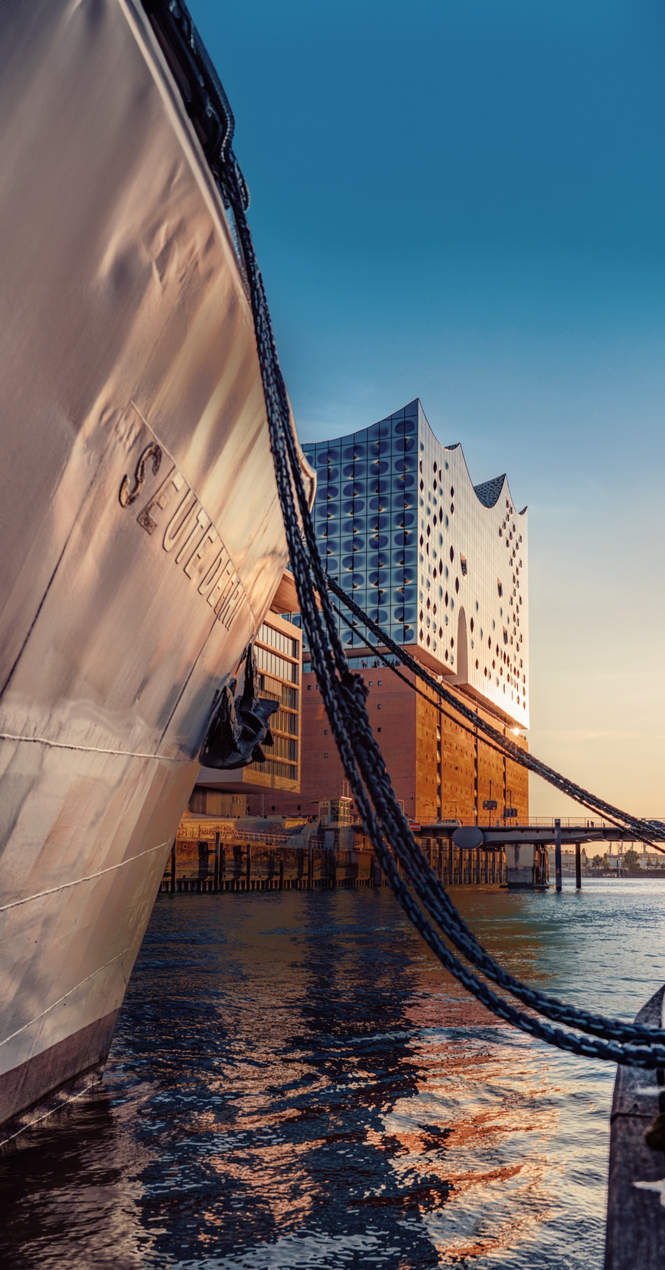 Die Elbphilharmonie im Hamburger Hafen bei Sonnenuntergang